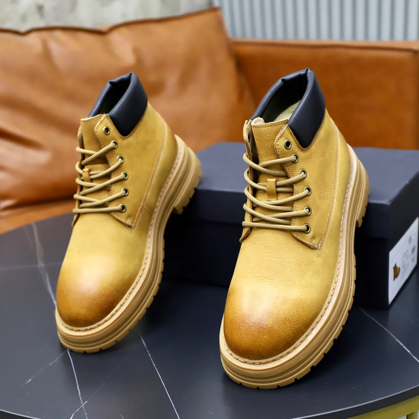 Ex-factory price: 680💰Thick wool imported from Australia Brand: UGG genuine purchasing agent Size: 38-44 (customized in 45) Grade: Official website 1:1 Material: First-layer genuine leather waterproof and antifreeze upper Real wool lining Original non-slip Soft wear-resistant outsole Style category: Men's casual shoes Trendy style Comfortable on the feet Color: Official website color synchronization